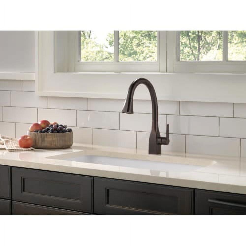 Delta Mateo Single Handle Pull-Down Kitchen Faucet with ShieldSpray Technology, Chrome - Image 4