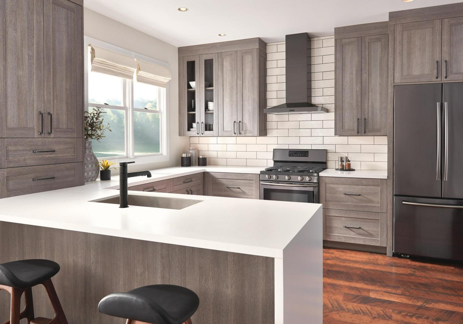 Delta Trinsic Single Handle Pull-Out Kitchen Faucet, Black Stainless - Image 2