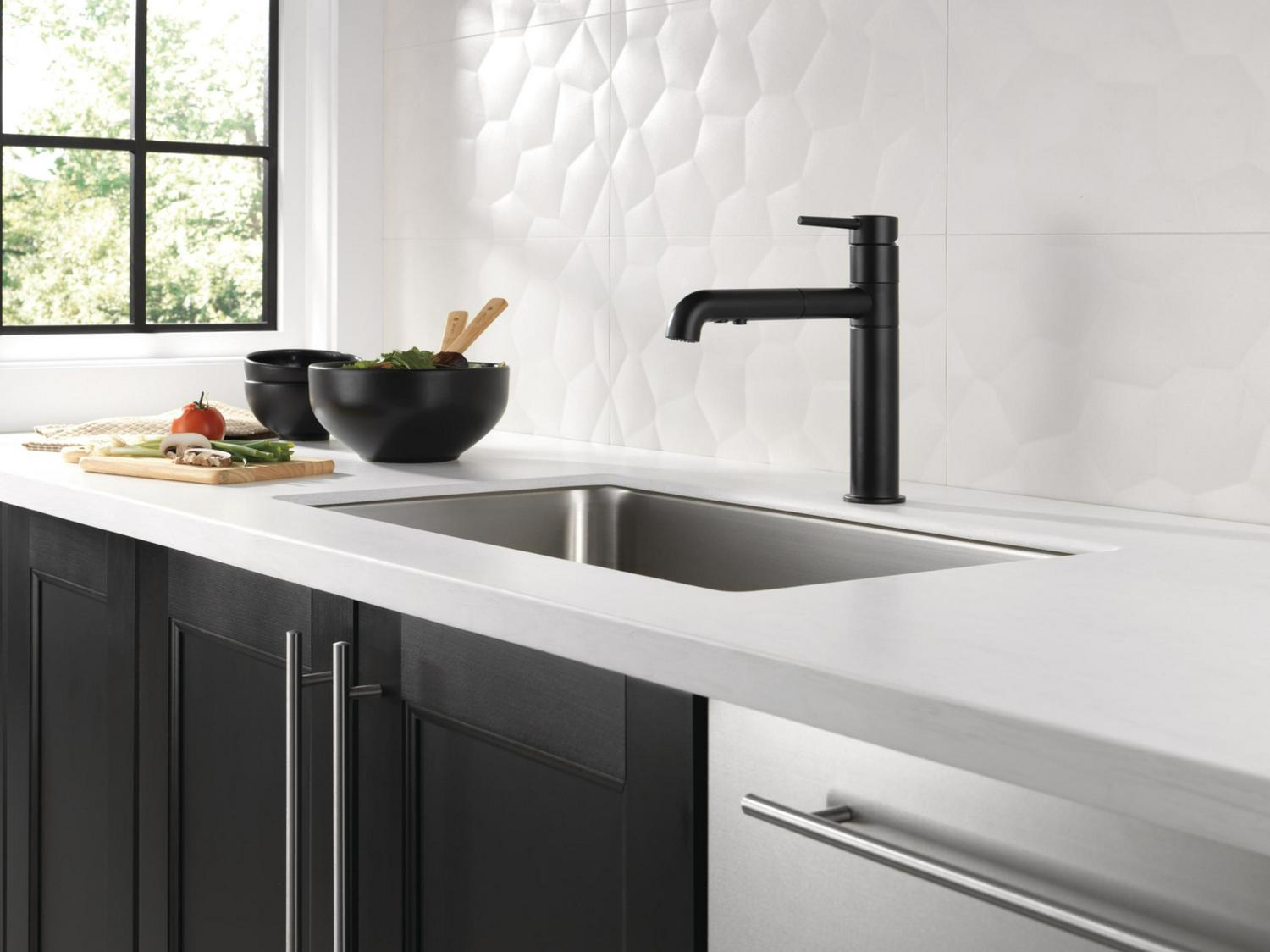 Delta Trinsic Single Handle Pull-Out Kitchen Faucet, Black Stainless - Image 5