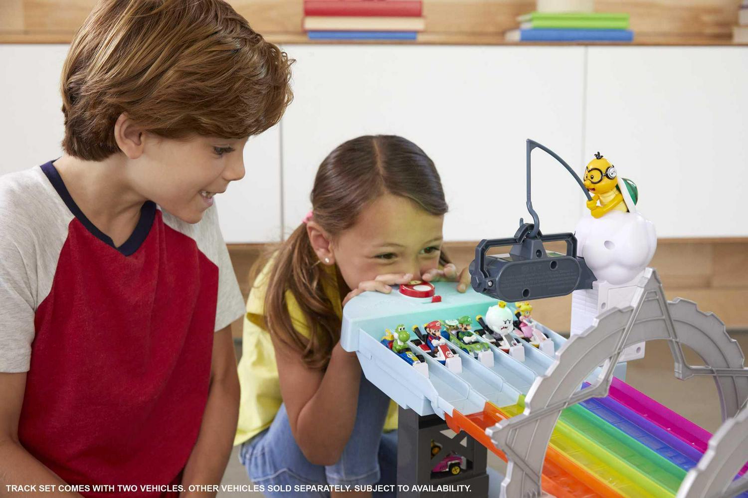 Hot Wheels Mario Kart Rainbow Road Raceway Set with Two 1:64 Scale Vehicles - Image 2