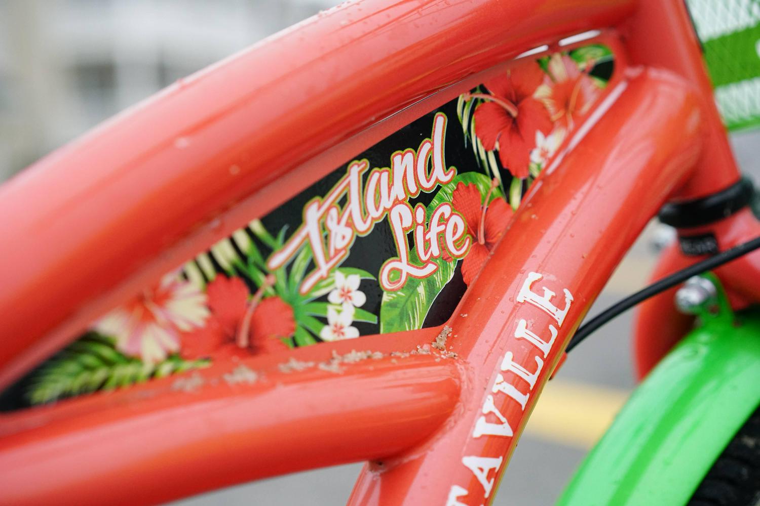 Margaritaville 24" Island Life Multi Speed Girl's Bike, Coral/Green - Image 10
