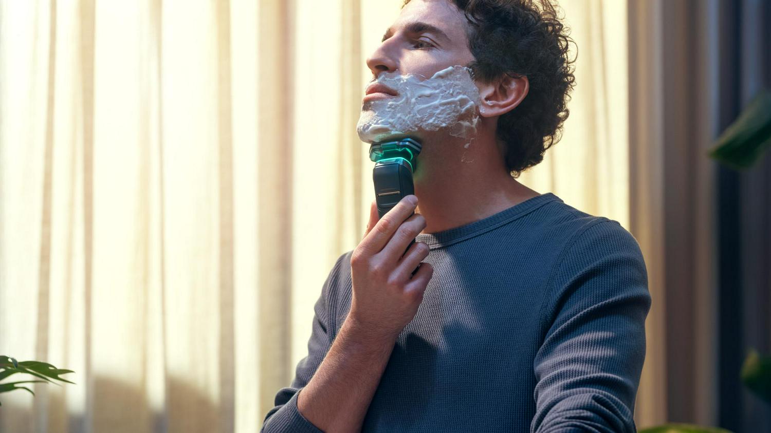 Philips Norelco 9500 Rechargeable Wet & Dry Electric Shaver with Quick Clean, Travel Case, Pop Up Trimmer, S9985/84 - Image 5