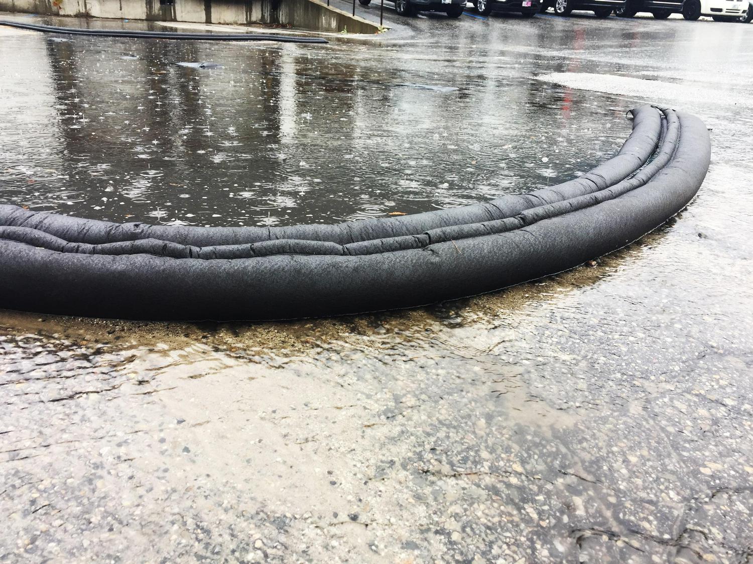 Quick Dam Grab and Go Flood Kit, 5-Count, 10ft Flood Barriers in Bucket - Image 5