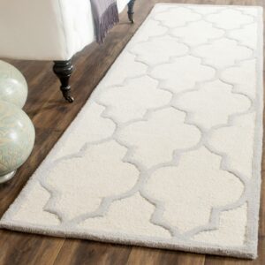 SAFAVIEH Cambridge Kevin Geometric Wool Runner Rug, Ivory/Silver, 2'6" x 8'