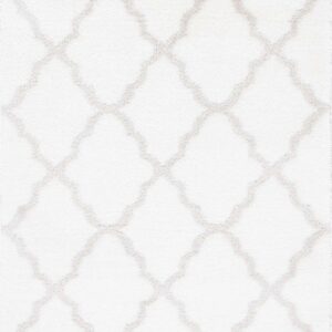 SAFAVIEH Tahoe Gerald Quatrefoil Shag Area Rug, 5' x 7', White/Silver
